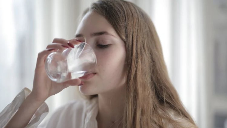 Is Drinking Water on an Empty Stomach Beneficial or Harmful? Experts Weigh In